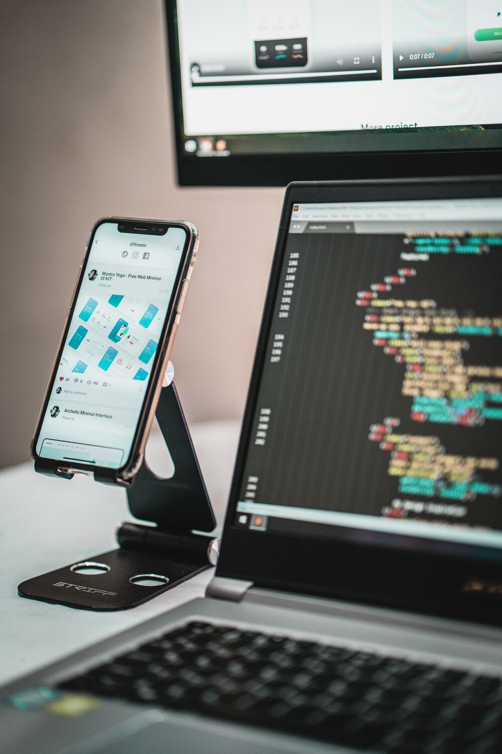 Software-Entwicklerin von appfarms am Arbeitsplatz vor Code-Editor