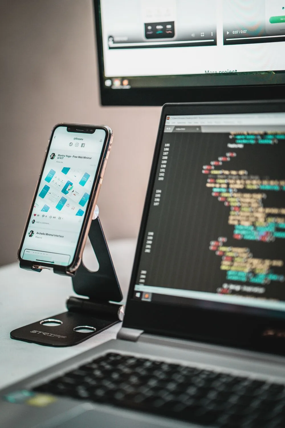 Arbeitsplatz mit Laptop, Monitor und Smartphone